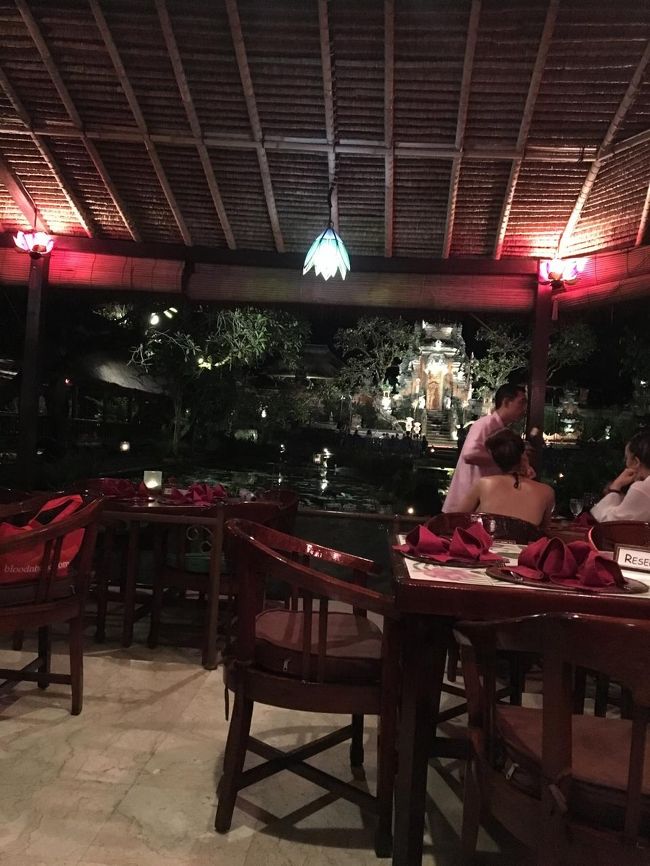 店内の様子。素敵なレストランでしたが料理は。。。。