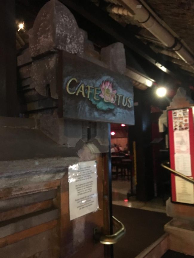 夕食なウブドの宮殿の近くのカフェ　ロータス。