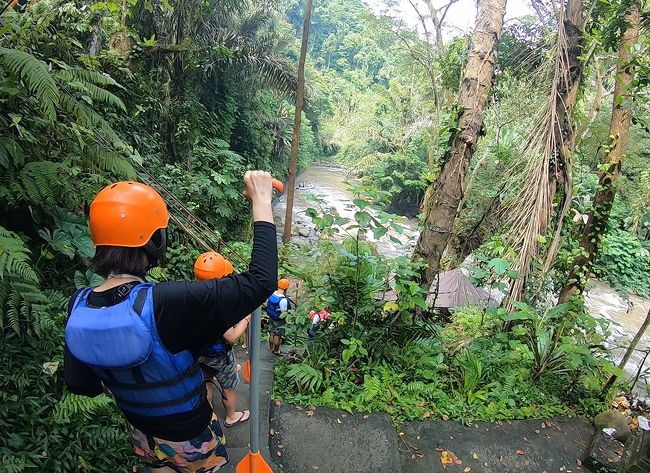 まずはラフティングです、川まで結構　階段を下りました。