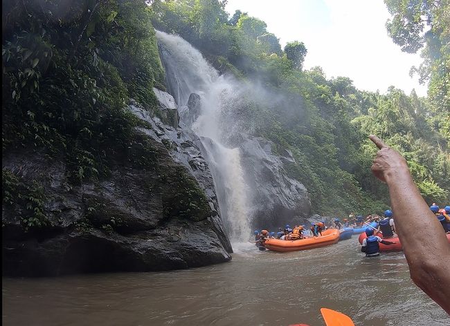 途中に幾つか滝がりました、頭からずぶ濡れです。水着着ていけばよかった。。。