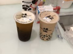 台湾でタピオカドリンクのお店といえば50嵐。
台湾旅行へ行くと必ず立ち寄ります。

タピオカミルクティーと四季春青茶。
タピオカが多くて余るという贅沢。
コンビニでミルクティー買ってきて足して飲みきりました。

こうして一日目終了。