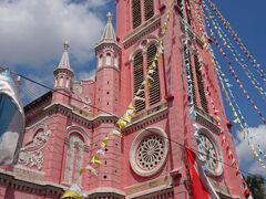 GRAB使って写真スポット、タンディン教会へ。ピンクが空の青色に映えて可愛く見えます。