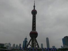 やや曇っていますが、この辺りは観光客でいっぱい。
上海といえば、このテレビタワーですね。
