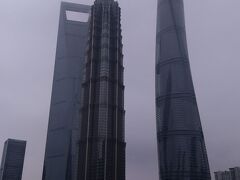 4年前に来たときは、オープン前だった上海タワーも
営業中のようです。