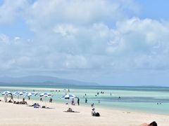 コンドイビーチも、ザ・海水浴場といったこの賑わい。
昨日の黒島とは打って変わった雰囲気です。
これはこれで賑やかで楽しい。