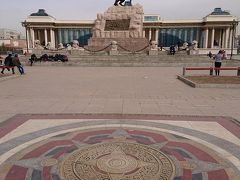 広場の中央にはスフバートル像。