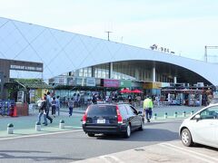 東名高速・海老名サービスエリアでトイレ休憩。
当初は中央道を経由予定でしたが、前日の渋滞予測を見て、東名高速経由に変更しました。