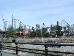 富士急ハイランドの脇を通り、富士芝桜まつりの会場へ向かいます。