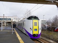 新千歳空港ができるまでは、
千歳空港駅だった南千歳駅に到着～

特急北斗をお見送り。
かっこいいねー。