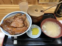 ぶた丼の歴史はロース豚から始まったそうなので、
今回はロースぶた丼にしました。
真ん中上にあるのはタレ。
自分でお好みにタレを足せるのです。

次回はバラにしよう(*´∀｀*)