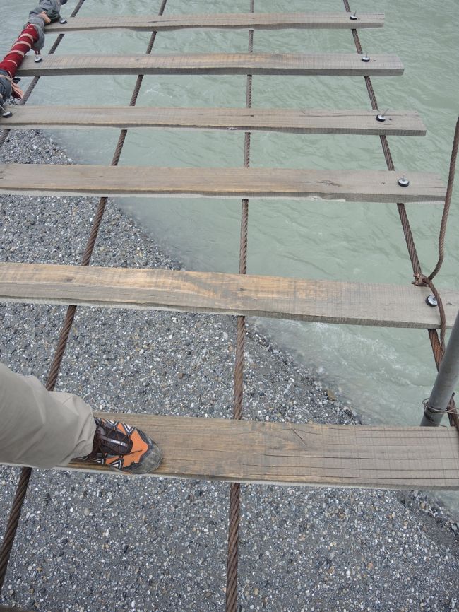 足元は、底板より隙間の方がはるかに広い、スカスカ状態。<br /><br />右端から左端に移動するのさえ、ロープから手を離すのが怖くて時間を要するぐらいです。<br /><br />もちろん揺れます。