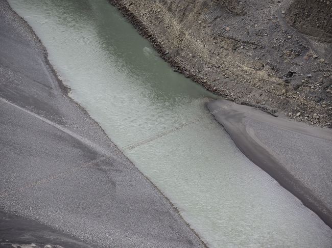 車に戻って、カラコルムハイウェイをしばらく行ったあたりから眺めた、先ほどのつり橋。<br /><br />対岸はトンネルのようなものにつながっています。