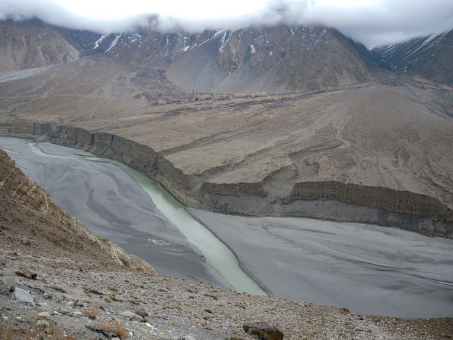 おそらく拡大してもつり橋は見えないと思いますが、中央からやや左手寄りあたりに橋が架かっています。<br /><br />対岸は集落も何もないように見えますが、ガイド氏の話ではサマーキャンプができるような場所があるそうです。<br /><br />上のトンネルのようなところから地上に出て、そのキャンプ場までテクテク歩いていくのでしょうか。