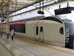 今回は横浜駅9：29発成田エクスプレス15号に乗車から。
横浜からは6両編成。東京で新宿方面からの車両を連結し成田空港に向かう。
一時、閑散とした時期もあったが、この日は横浜発車時点で5割程度、東京発時点では7割程度の利用者で、かなり混雑していた。