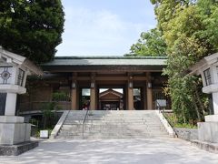 わずかづつ歩を進めて、竹下通りから脇道をそれて東郷神社の西参道へ。
10分かかった、ということは、あの人の渦の中に10分もいたんだ・・・

こちらの東郷神社では従妹が結婚式を挙げた、が後に離婚した。
参拝はやめようかと思ったが、今は幸せになったのでいいかな(*^^)v

http://www.togojinja.jp/history/