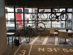 宮崎神宮から宿泊先、アリストンホテル宮崎さんへ。
お手頃な価格なのに朝食が高評価だったのでこちらに予約したのですが、なんとサイクリストフレンドリーなお宿でした。
ホテル内にサイクルラックと整備用具が揃えてあります。

