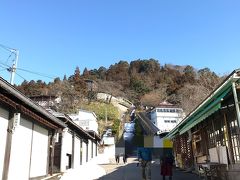 飯盛山へ向かいます。
2月は閑散としているんですね！
お土産屋も全然空いてませんでした。
