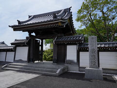 四つ辻へ戻り、寺町通りへ。
突き当りに、最勝寺と言う寺がある。
地図に、春日部重行の墓と書いてあったので、立ち寄ることにした。