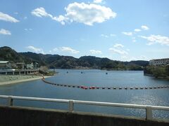 亀山ダムによってできた「亀山湖」。