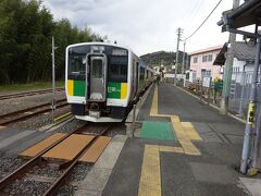 ホームの木更津寄りに、上総亀山行きの列車が停まっていた。
久留里線では現在はすべてこのE130系という車両に統一されている。
