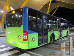 マドリードのバラハス空港に到着したのは夜10時過ぎ。　ちなみに、これでも定刻通りの到着ですよ。　

到着後は近郊列車のセルカニアスが運行している限り自力でホテルに向かいたかったので、プリントアウトしてきた地図、市内への行き方のブログを頼りに、まずは列車の駅のある第4ターミナルに移動すべく、ターミナル間を無料で走るバスに飛び乗ります。