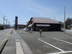 　青空で気温も高くなってきました。4ｋｍ地点に「シャトレーゼ店」がありました。アイスクリームを買いちょっと一息入れました。
　出発地から約4ｋｍの所です。