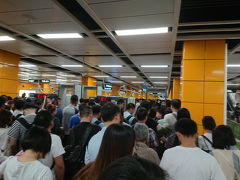 広州南駅に到着。
そして地下鉄で宿泊先最寄りまで移動するため、長蛇の列に並びます。
これが労働節！スゴイ人の数！！
