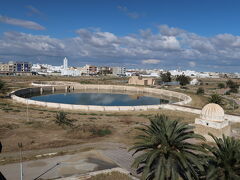 アグラブ貯水池
建物の上から見る

https://goronekone.blogspot.com/2019/05/bassins-aghlabites.html