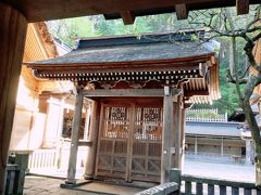 布橋最大の見どころ。
慶長13（1608）年に徳川家康が寄進したとわれる「四脚門（よつあしもん）」

左手には、一般の神社の御本殿に相當する「御宝殿」を拝むことができます。