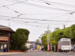 岡山駅からおかでん路面電車に乗って揺られること15分、到着したのは東山の終着停留場
近くにはおかでん路面電車の車両基地があるのですが・・・んん？！