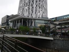 小雨が降ってきて風も冷たくて寒かった。