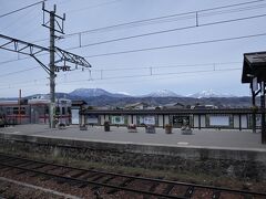 列車に乗ること40分。
小布施に到着。
ホームから臨む北信五岳の山々がきれい。