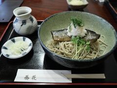 駅前のレンタサイクルは出払ってしまっており、
駅から10分ほど歩き、北斎館がある町中心部へ移動。

昼食には少し早かったが、すでに行列ができている店もあり、
混むのが予想されたので、さくっと入れる店で、信州そばをいただきました。
