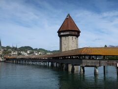 Kapellbrücke（カペル橋）

14世紀中ごろに街の要塞の一部として建築された木造の屋根付き橋。1993年の火災により、橋の大部分とほとんどの絵は焼失してしまいましたが、すぐに再建されました。