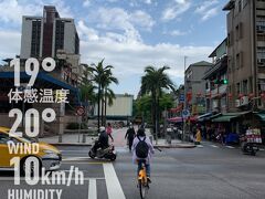 観光と朝食を兼ねて雙連朝市に来ました。
5月の台湾＝暑いというイメージでしたが、結構寒い‥。
短パン半袖で来ちゃった‥。