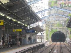 定刻１３時４２分。横須賀中央駅に停車しました。＜ＫＫ５９＞
泉岳寺から４７分、品川から４５分で着きました。

（つづく）