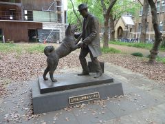 ここには、秋田犬　忠犬ハチと　上野教授の像があるのだ。