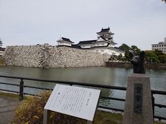 ランチのあとにまず向かったのは富山城址公園

・・・

以上

あ、いや、私、世界遺産の城がある県の出身でして、しかもその城にちょうど2018年の正月に行ったもので、、、
いや、比べるもんではない、ここはここの良さが…
といろいろ言い聞かせるものの、ちょっと期待外れだった感は否めない
（富山県民の方、富山城大好きな方、ごめんなさい）

あ、もしかしたら同敷地内の富山市郷土博物館に入っていれば、もう少し印象変わったかもしれません
ちょうど休館日だったので、それも叶わず