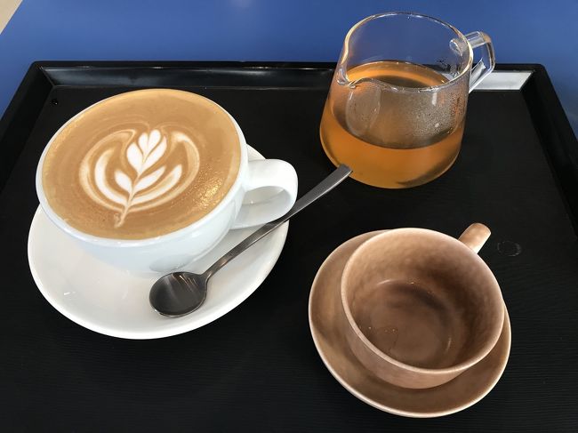 別の友達と合流して適当にランチ食べてから、別のカフェに。<br />ここもモダンなインテリアでお洒落。<br />ソンスは本当にカフェが充実してます。<br />このカフェの名前忘れちゃった