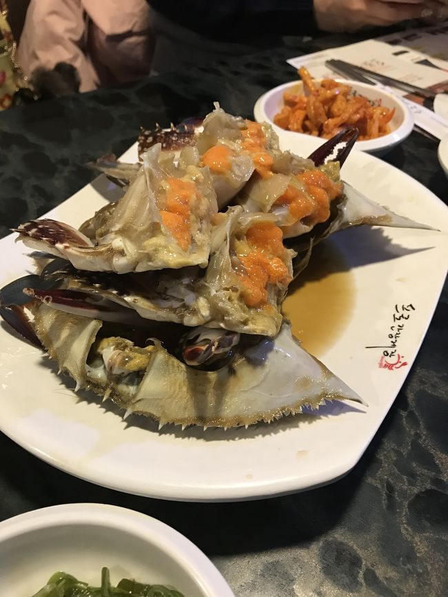 みんなが楽しみにしてたカンジャンケジャン。<br />カロスキル散策した後徒歩でお店へ。