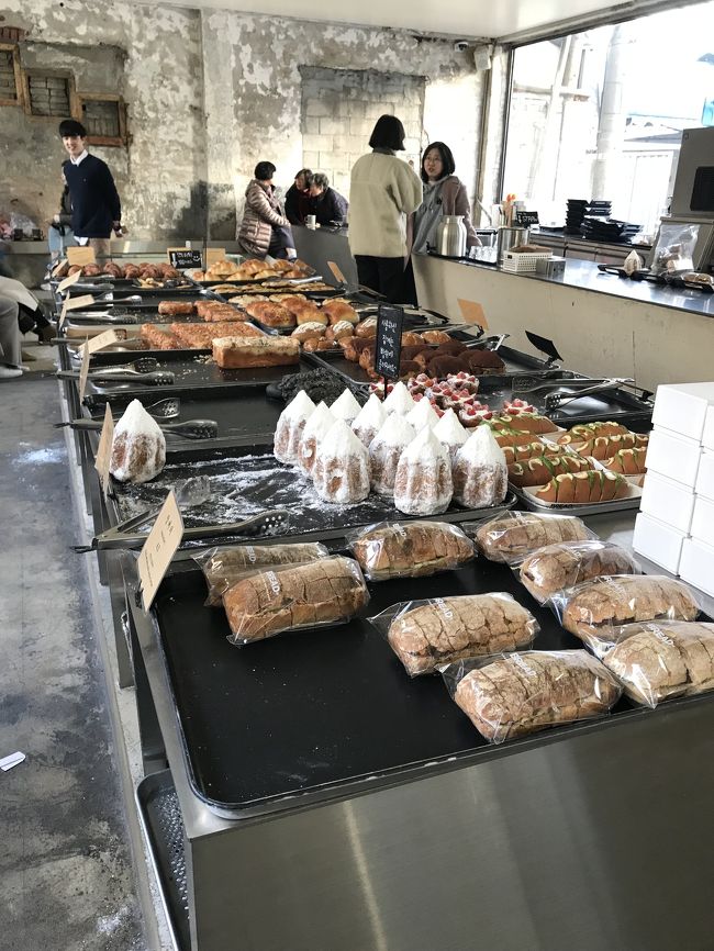 写真の白いとんがったのが有名らしいけど、現地の友人曰くかなり普通らしい。。<br /><br />私は名古屋から合流する友人と食べる、小倉とバターのサンドイッチを買いました。