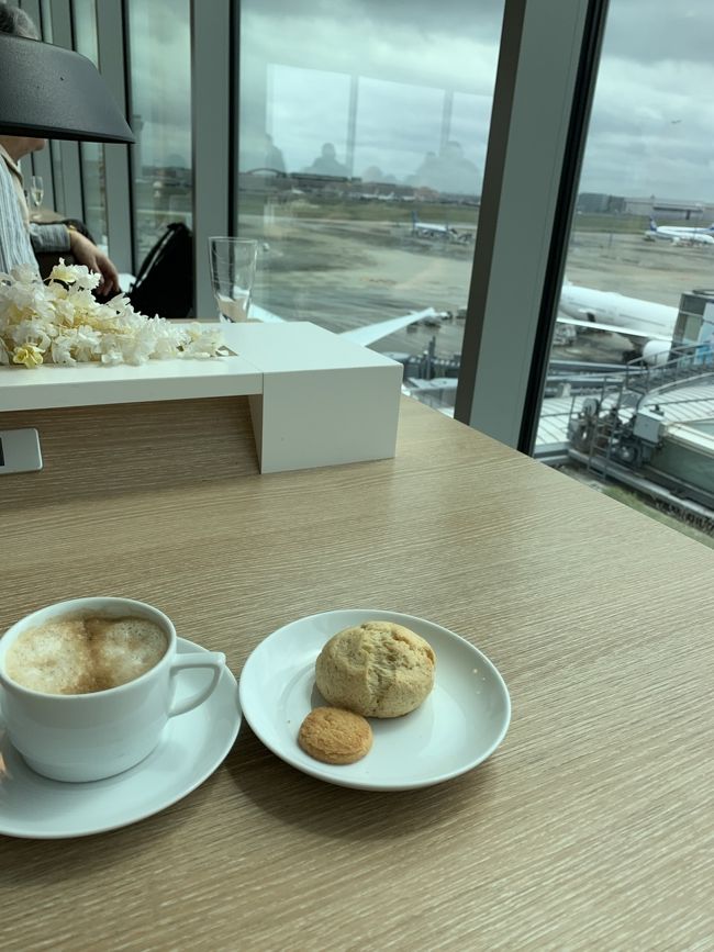 今回はプレエコで行きました。サクララウンジでカレーとシャンパンの組み合わせが多い中、私はスコーンとカフェラテ(^^)