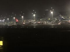 20:55、ほぼ定刻に桃園国際空港第2ターミナルに到着しました。