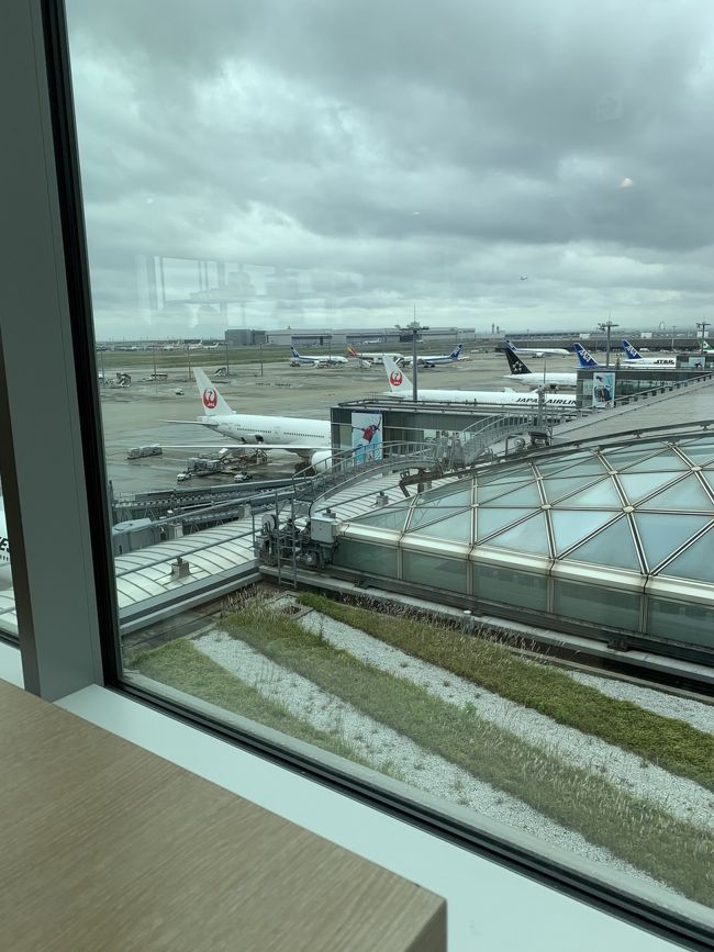 友達は先に行ってるため現地集合です。空港からホテルまでちゃんと辿り着けるか不安になりつつ、搭乗しました。<br />プレエコは座席も広いしスリッパ付いてるから少しは楽でした。<br />空港着いたら、ちょうど中国からの団体客と同じタイミングだったっぽく、入国審査が混んでました。<br />空港からホテルまでは、スーツケースもあることだしリムジンタクシーにしました。<br />荷物のピックアップのとこに申込カウンターがあったので、そこで申込みました。いちばん安い車種で1050バーツ。車もすぐ来て、中もとてもきれいで快適でした。タクシーにひとりで乗るのは不安だったので、タクシーより高いけど安全性をとるならオススメです。