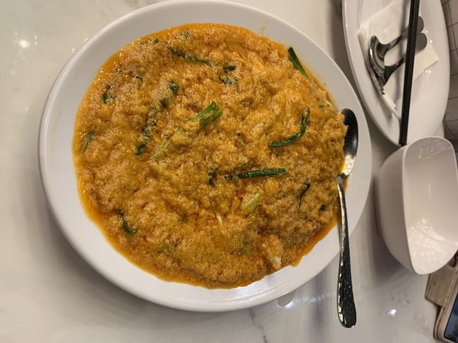 無事ホテルで友達と合流し、最初のご飯はソンブーンの蟹カレー。食べやすさを重視ということで殻なしです。美味しかったです！