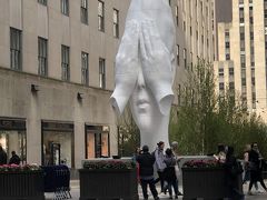 ロックフェラーセンター前のオブジェ

「Behind the　wall」という作品です。

スペイン人アーティストJames Plensaの作品です。

実際に見ると大きさに驚かされます。ニューヨークはあちらこちらにアートが見られ、街歩きはとても楽しいです。
