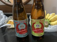 日本から持ってきた焼酎を飲み切ったので、お酒を買いました。
ラオカオというタイのお酒です。
ラオがお酒でカオが米の意味。訳すと米酒。もろ原酒です。基本的には泡盛と一緒ですが、右側の黄緑のが30度で、左に水色のが40度です。
タイでも田舎の親父しか飲まないやつ。