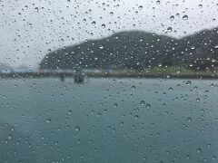 9時の高速船に乗り座間味島にやってきました、外はしっかり雨が降っています。海の色が最悪。港のクジラの像も見えない