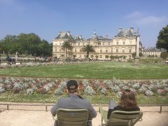 正面に見えるのはリュクサンブール宮です。現在はフランス国会上院なので、銃を持った兵士が守っていました。
ここは、本当に地元の人々が思い思いの時間を過ごしていました。