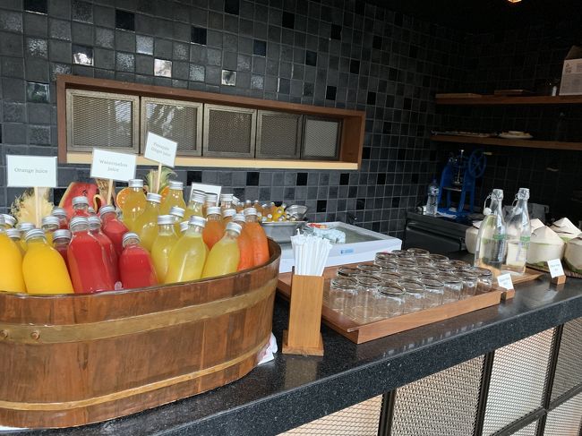 ジュースコーナー。奥にココナッツジュースもあります。私はパイナップルジンジャージュースが気に入って、3日連続飲みました！